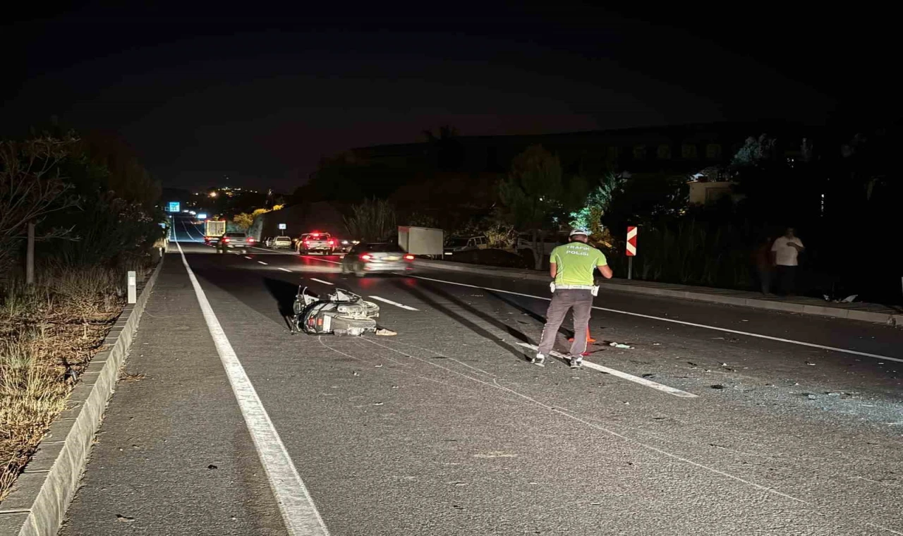 Motosikletle araca çarpıp yere düşen gence, yerde yatarken başka bir araç çarptı