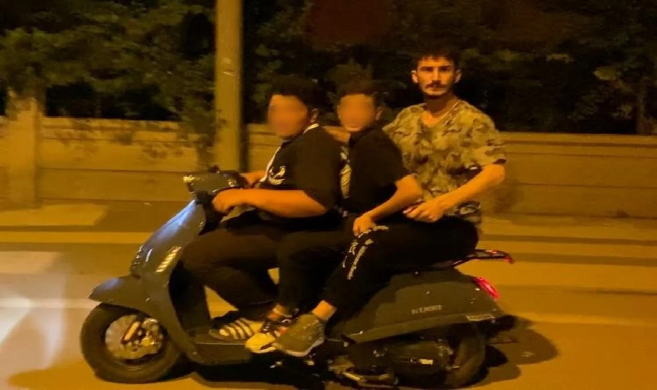 Motosiklette 2’si çocuk 3 kişinin tehlikeli yolculuğu kamerada