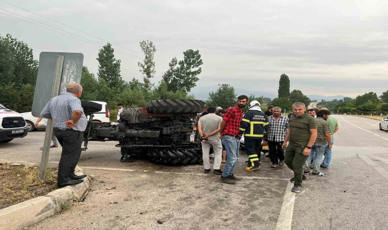 Niksar’da traktör ile otomobil çarpıştı : 2 yaralı