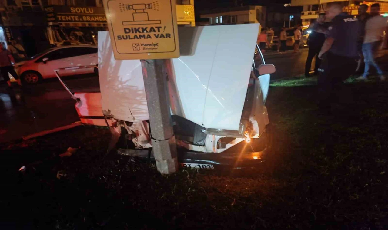 Önce park halindeki araçlara, ardından aydınlatma direğine çarparak durabildi: 1’i ağır 2 yaralı