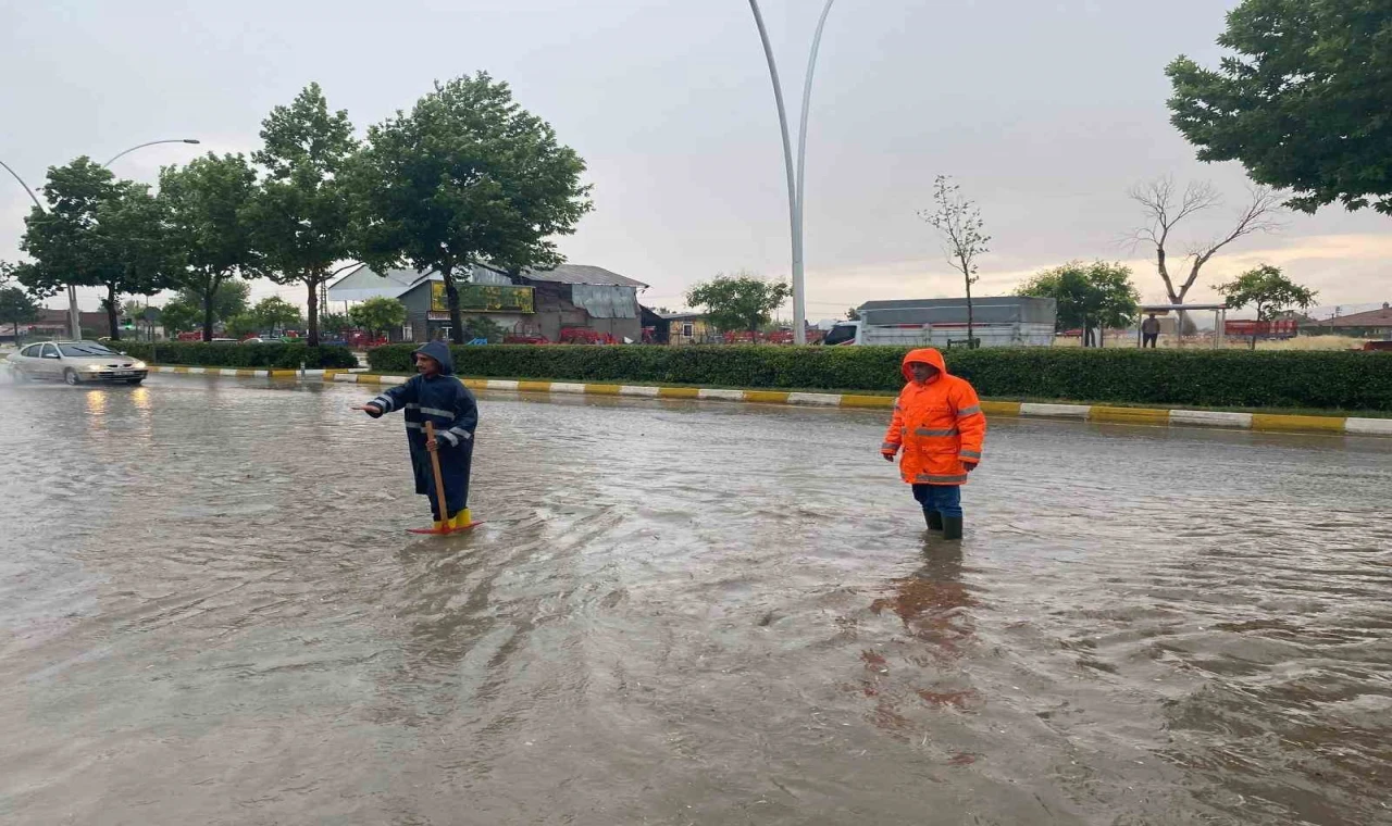 Sağanak yağış Çorum’da hayatı olumsuz etkiledi