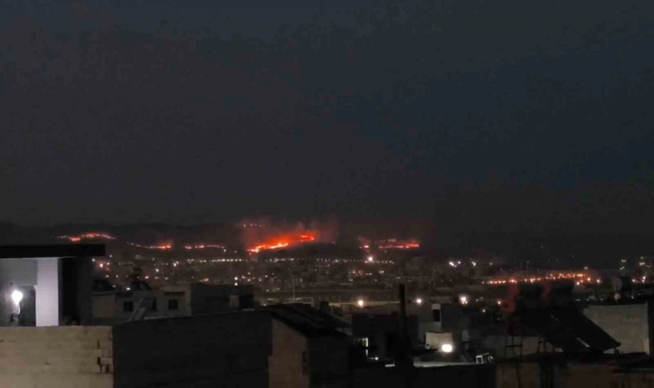 Şanlıurfa’da dağlık alanda çıkan yangın kontrol altına alındı