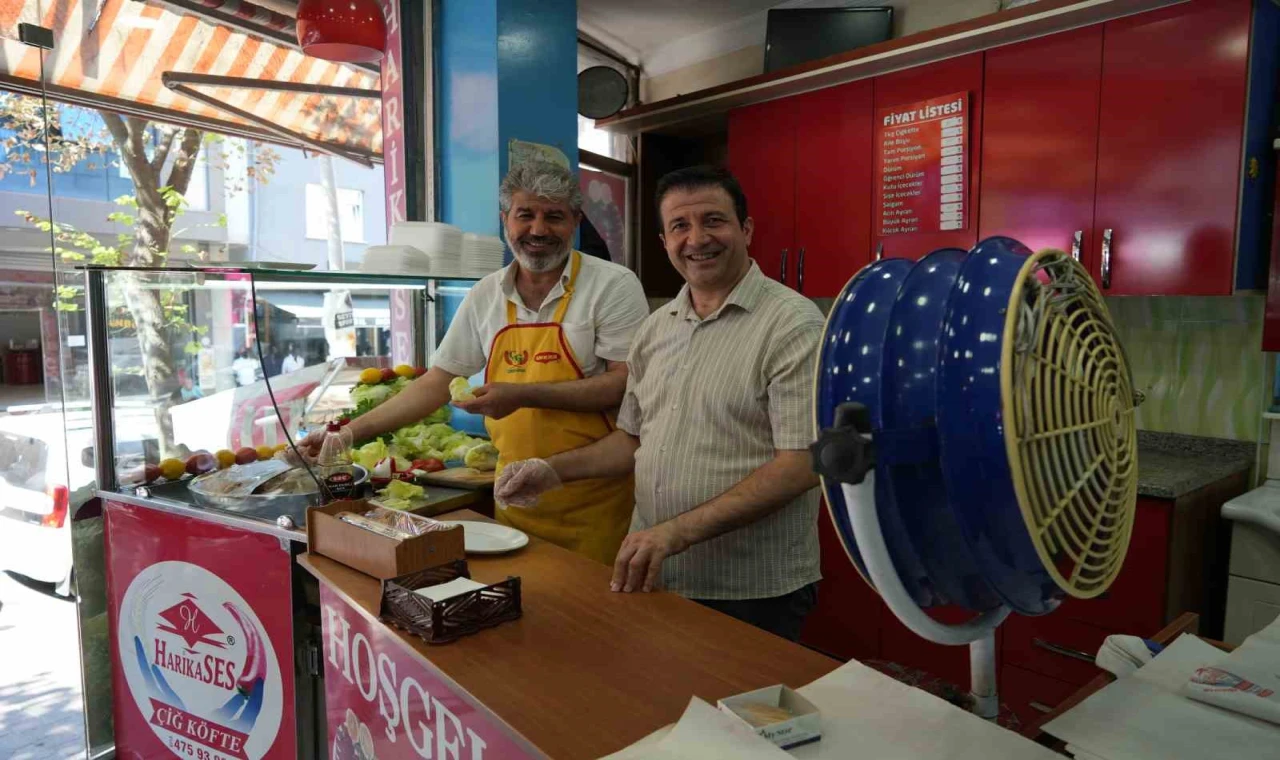 Sıcaktan bunalan esnaf türkü söyleyerek serinlemeye çalışıyor