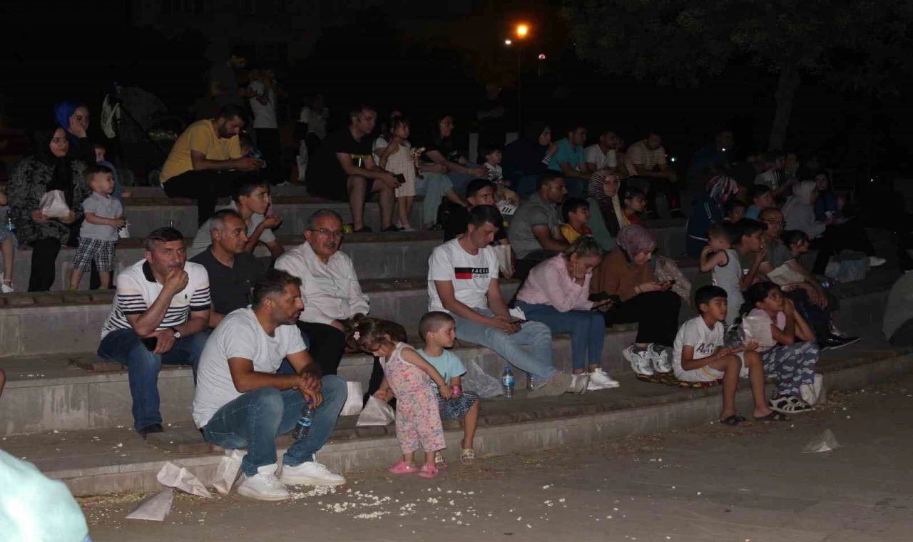 Siirt’te açık hava sinema günleri devam ediyor