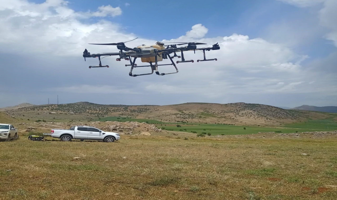 Siirt’te ilk defa dron ile çekirge ilaçlama yapıldı