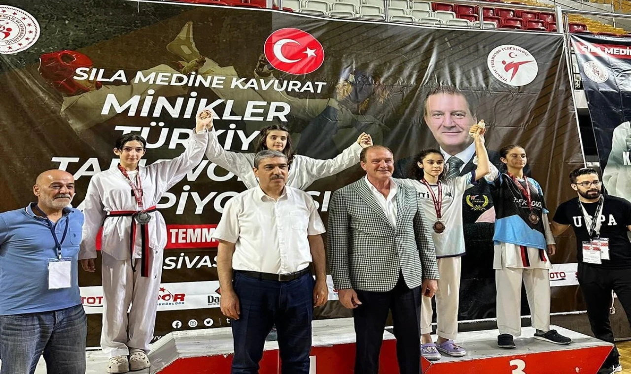 Sultangazi Spor Kulübü Sporcularından büyük başarı: 1 şampiyonada 4 birincilik