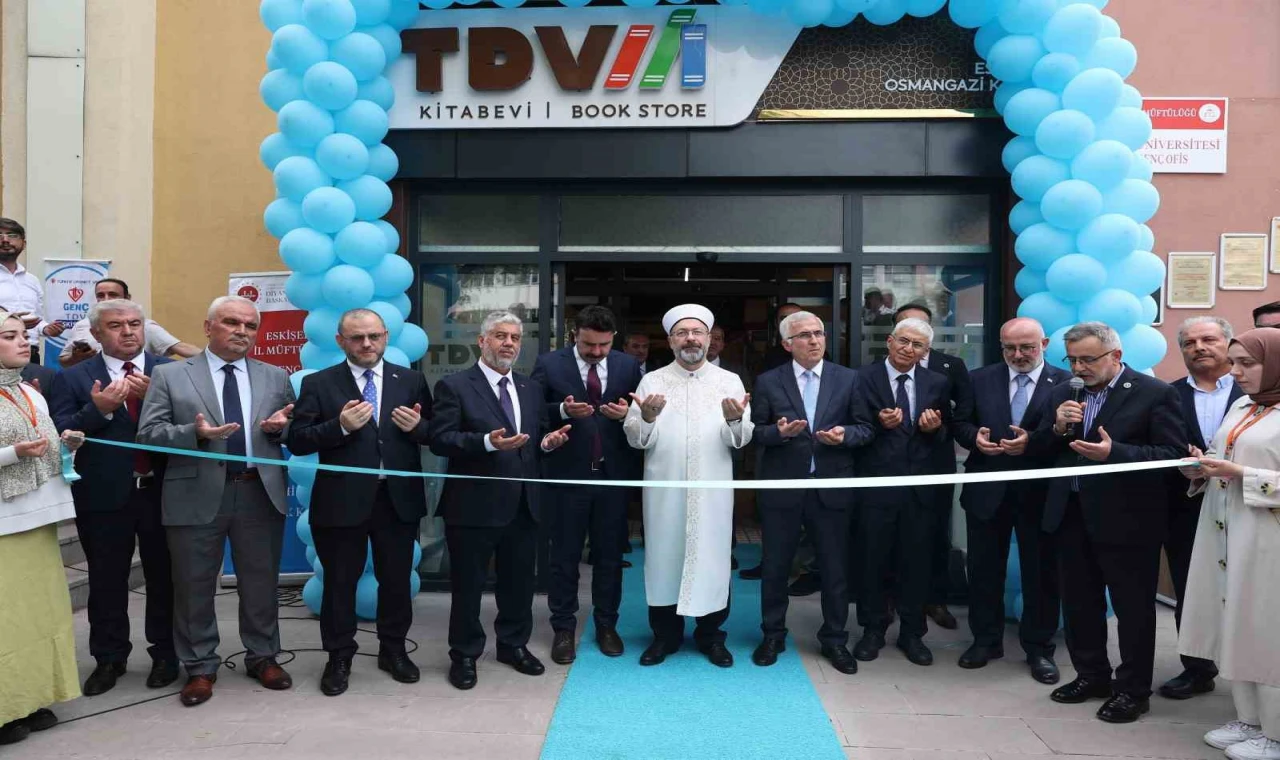 TDV Kitabevi ile ESOGÜ Diyanet Genç Ofis dualarla açıldı