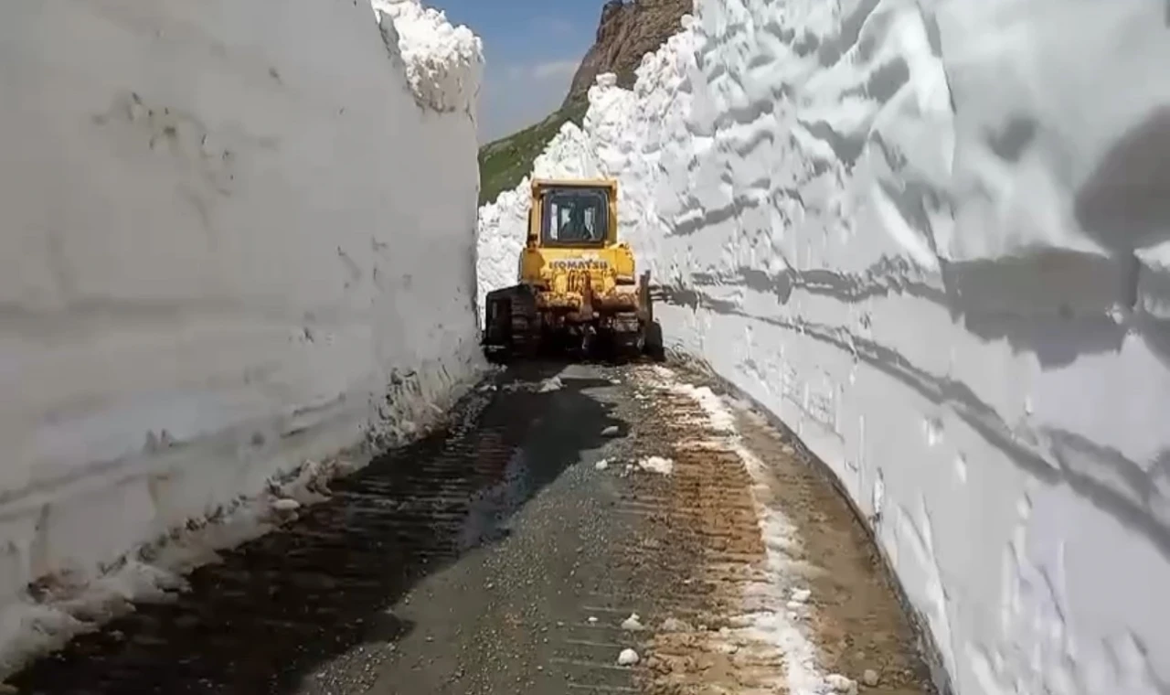 Temmuz ayında 8 metrelik karda yol açma çalışması