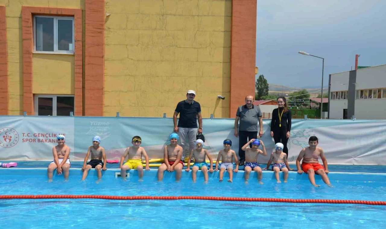 Tercan’da yüzme kursu açıldı