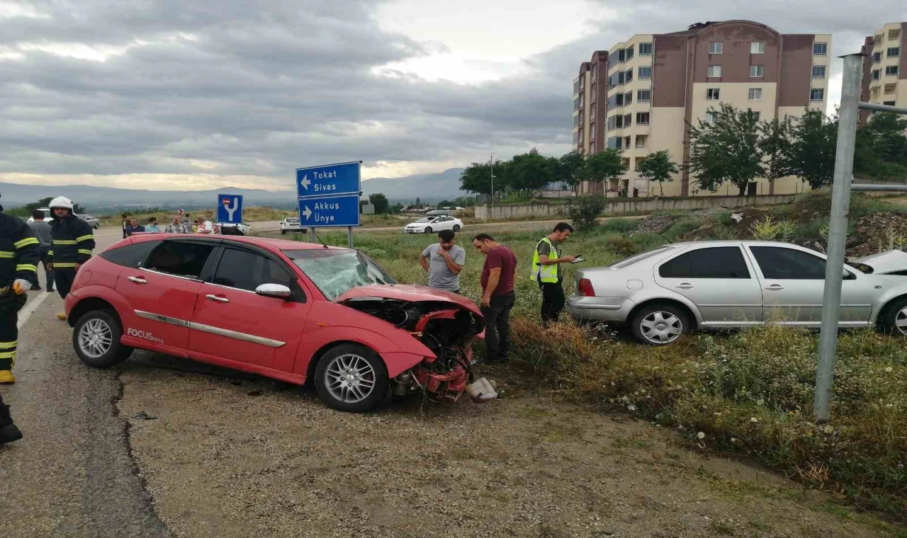 Tokat’ta otomobiller çarpıştı: 3 yaralı