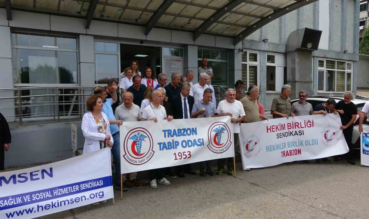 Trabzon’da doktora darp olayına tepki gösterdiler