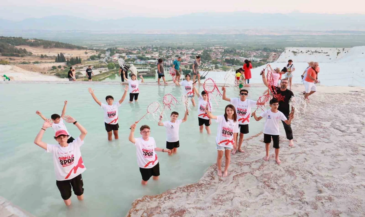 Travertenler üzerinde badminton oynadılar