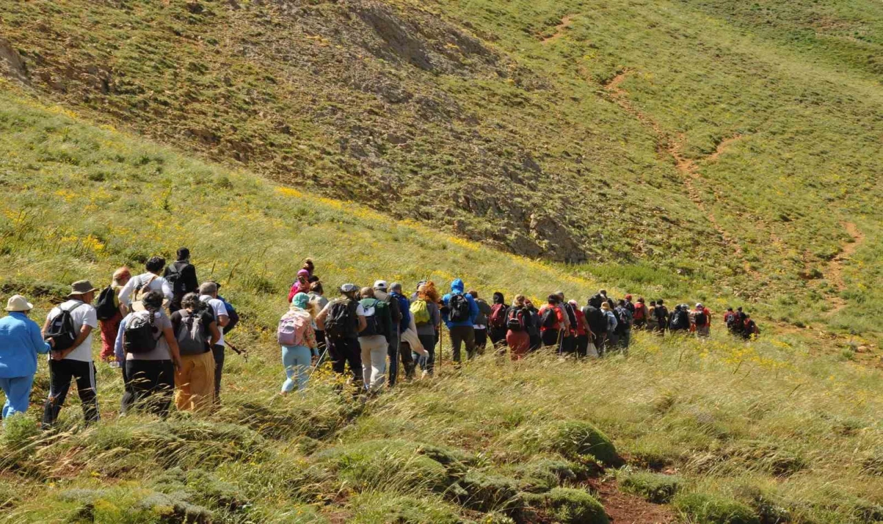 Tunceli’de doğa harikası krater gölüne gezi