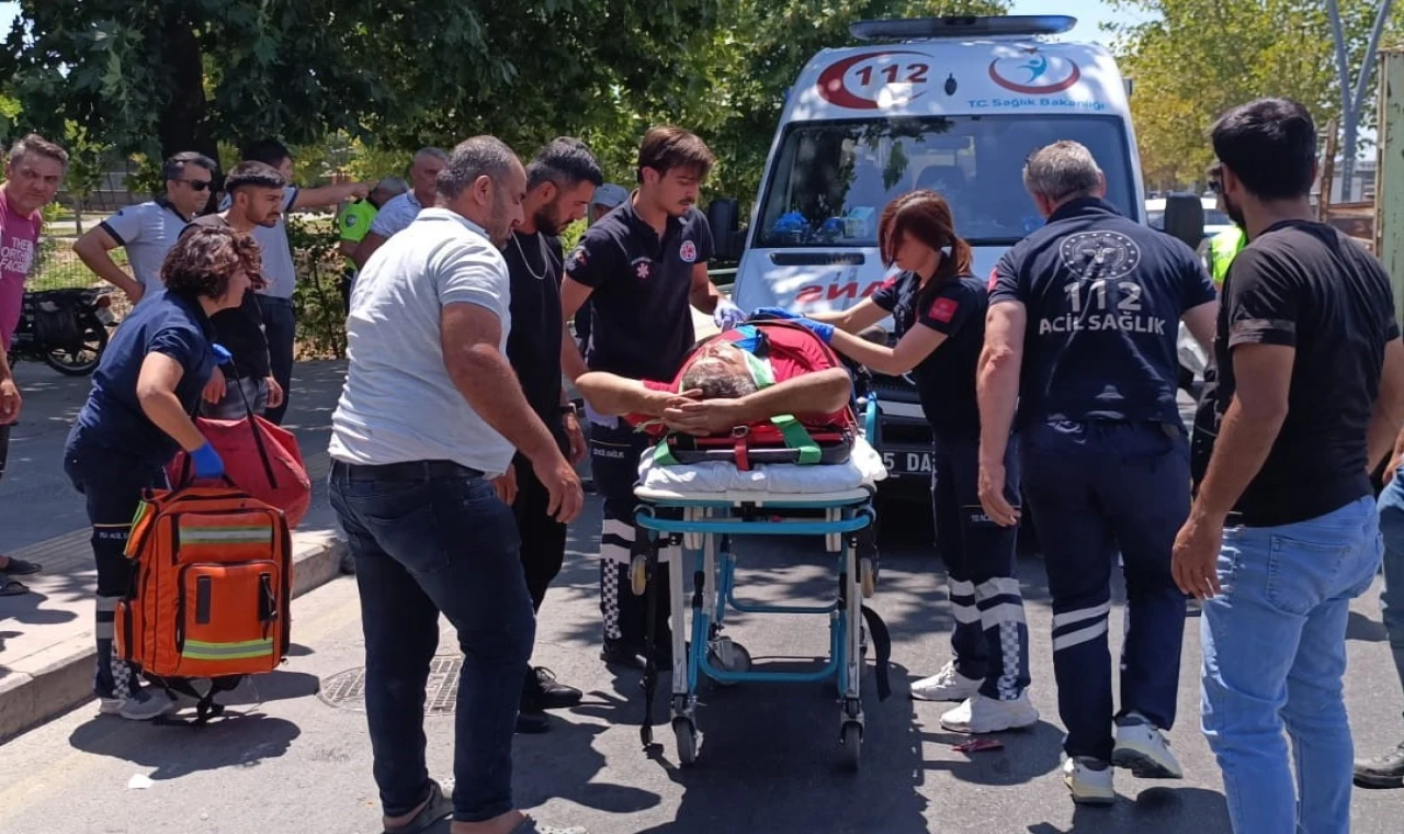 Turgutlu’da motosiklet ile hafif ticari araç çarpıştı: 1 yaralı