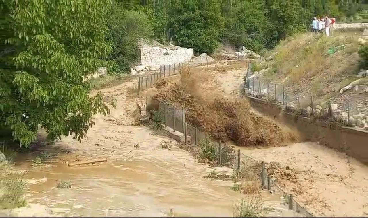 Uzundere’de sulama göleti kapaklarının açılmasıyla sel yaşandı