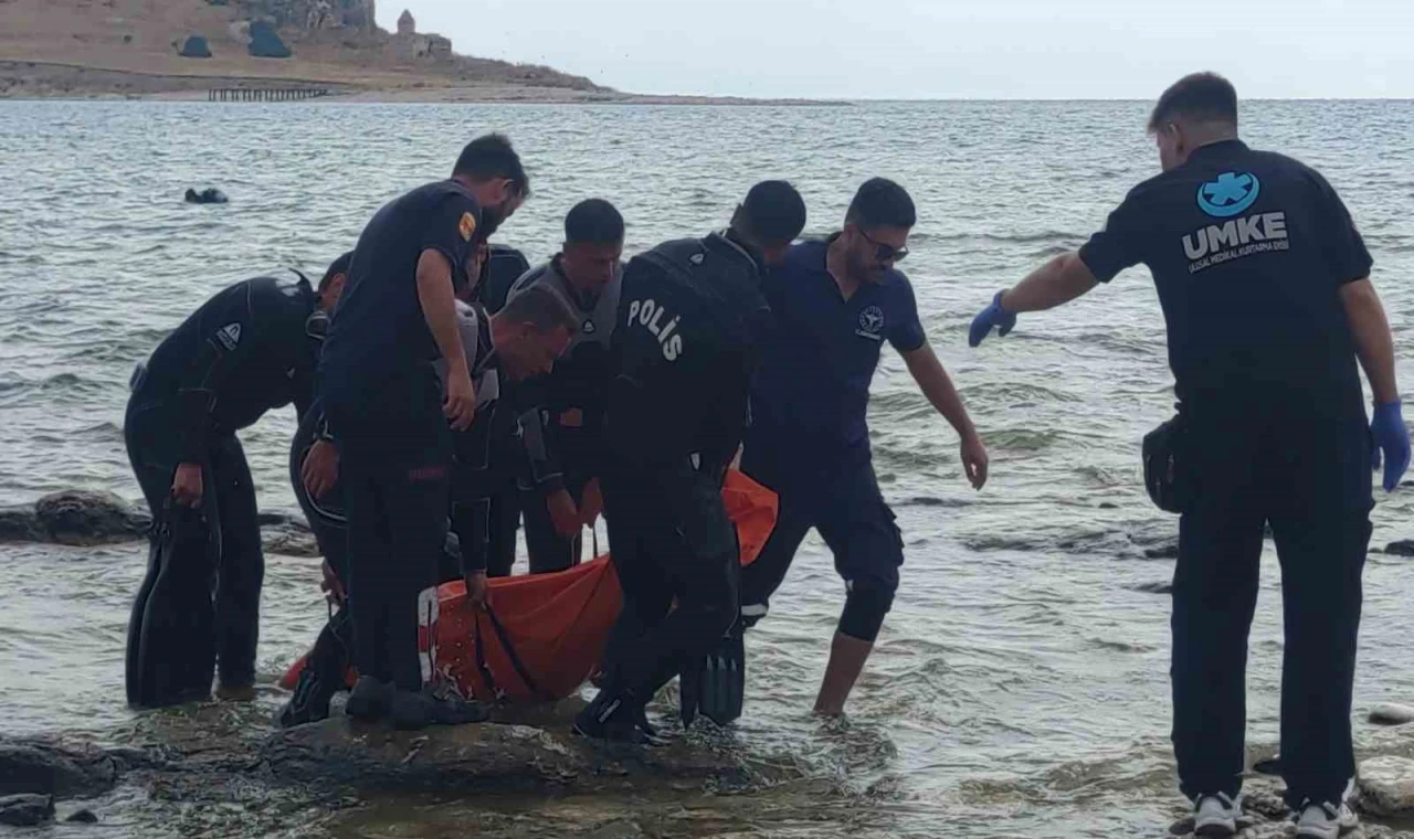 Van Gölü’nde 1 kişinin boğulduğu ihbarına giden ekipler 2 kişinin cansız bedenine ulaştı