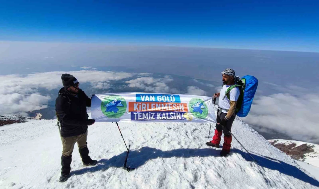 Vanlı dağcılar Türkiye’nin en yüksek dağı olan Ağrı Dağı’na tırmandı