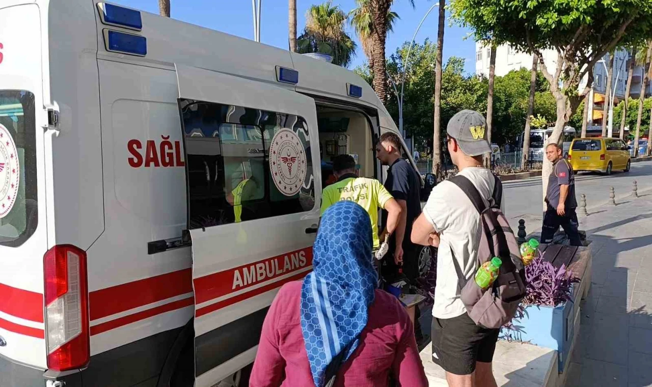 Yayalara çarpmamak için frene basan motosikletli kadın yaralandı