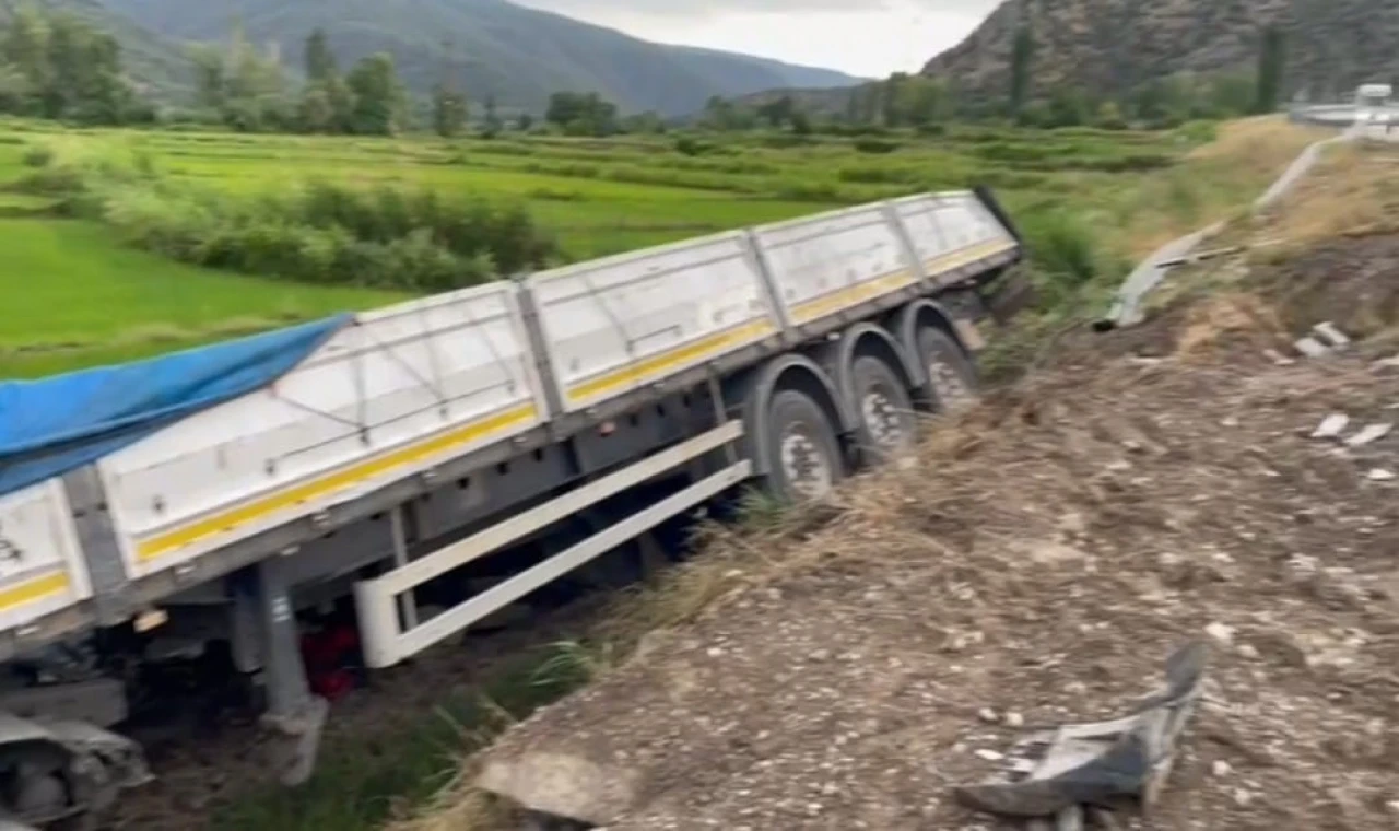 Yoldan çıkan 2 tır peş peşe çeltik tarlasına devrildi