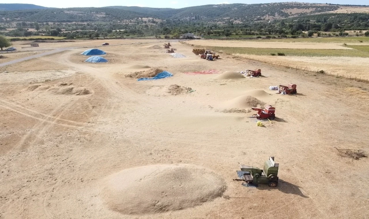 Yozgat’ta sıcak havada çiftçilerin hasat mesaisi sürüyor