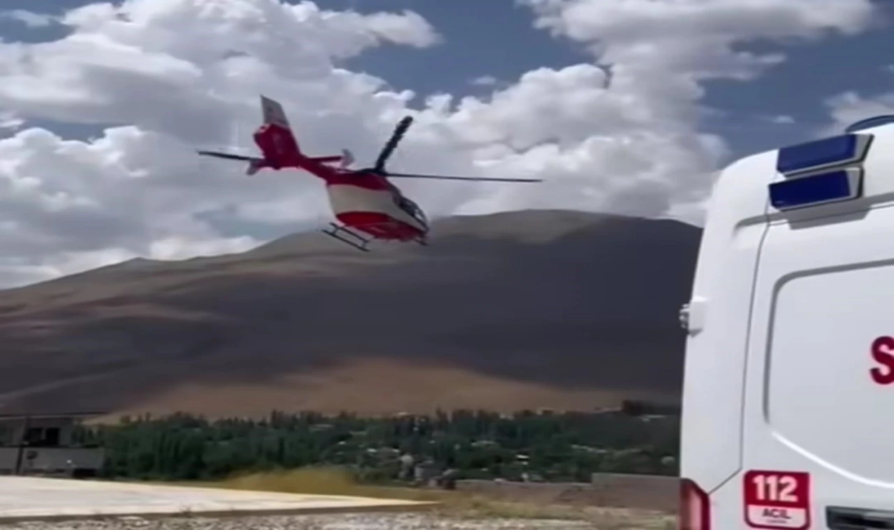 Yüksekten düşen bebek için helikopter ambulans havalandı