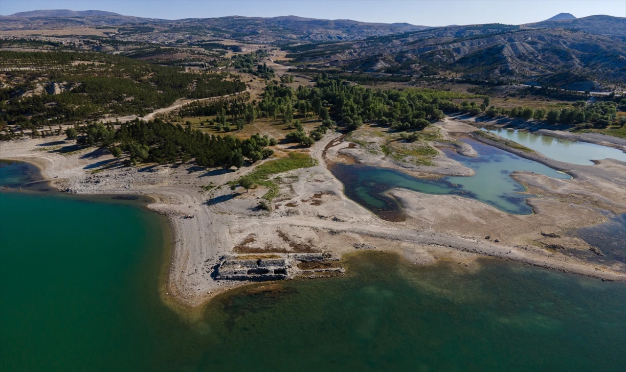 Barajda suların çekilmesiyle Tarihi Selçuklu hanı ortaya çıktı