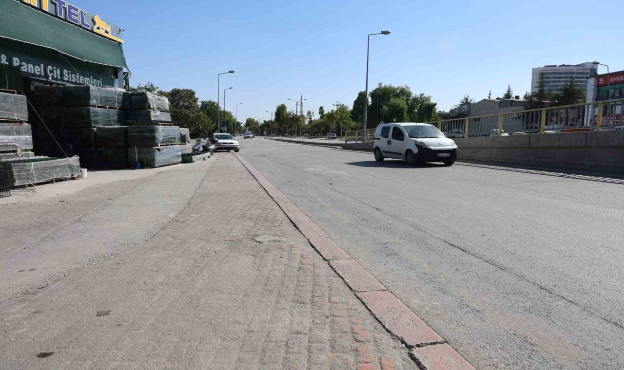 Konya'da caddeye kontrolsüz çıkan kamyonete otomobilin çarpması kamerada