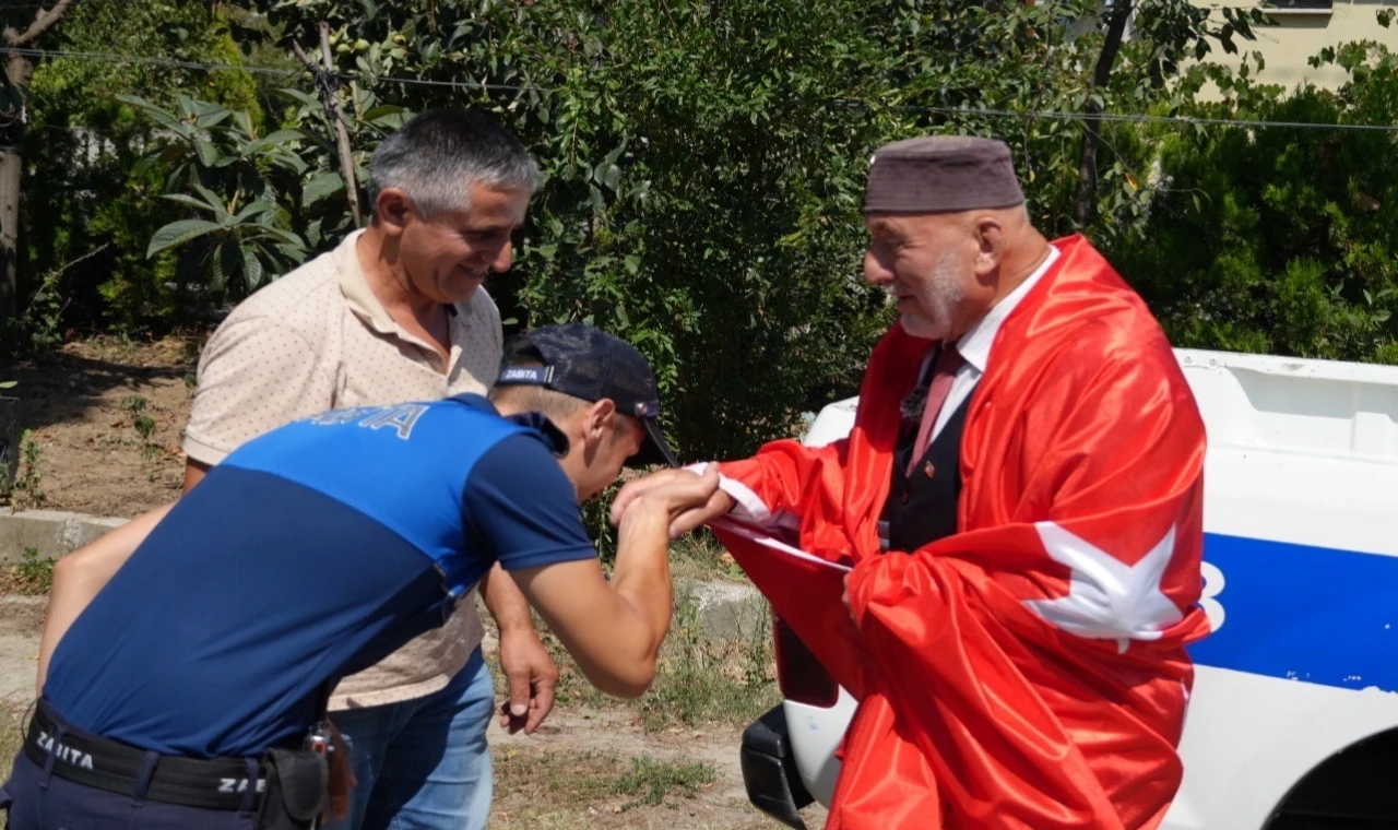 Düzce’de Adem Amca’nın bayrak sevgisi