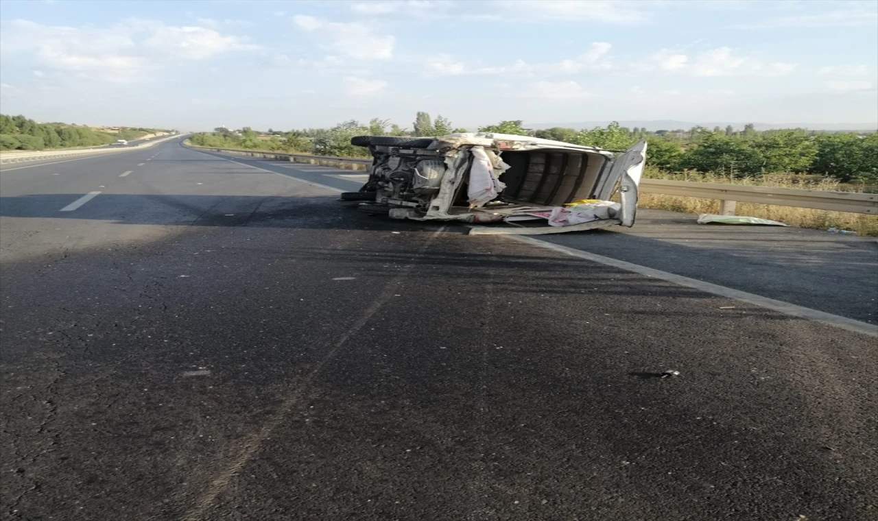 Tarım işçileri taşıyan araç kaza yaptı; 8 yaralı