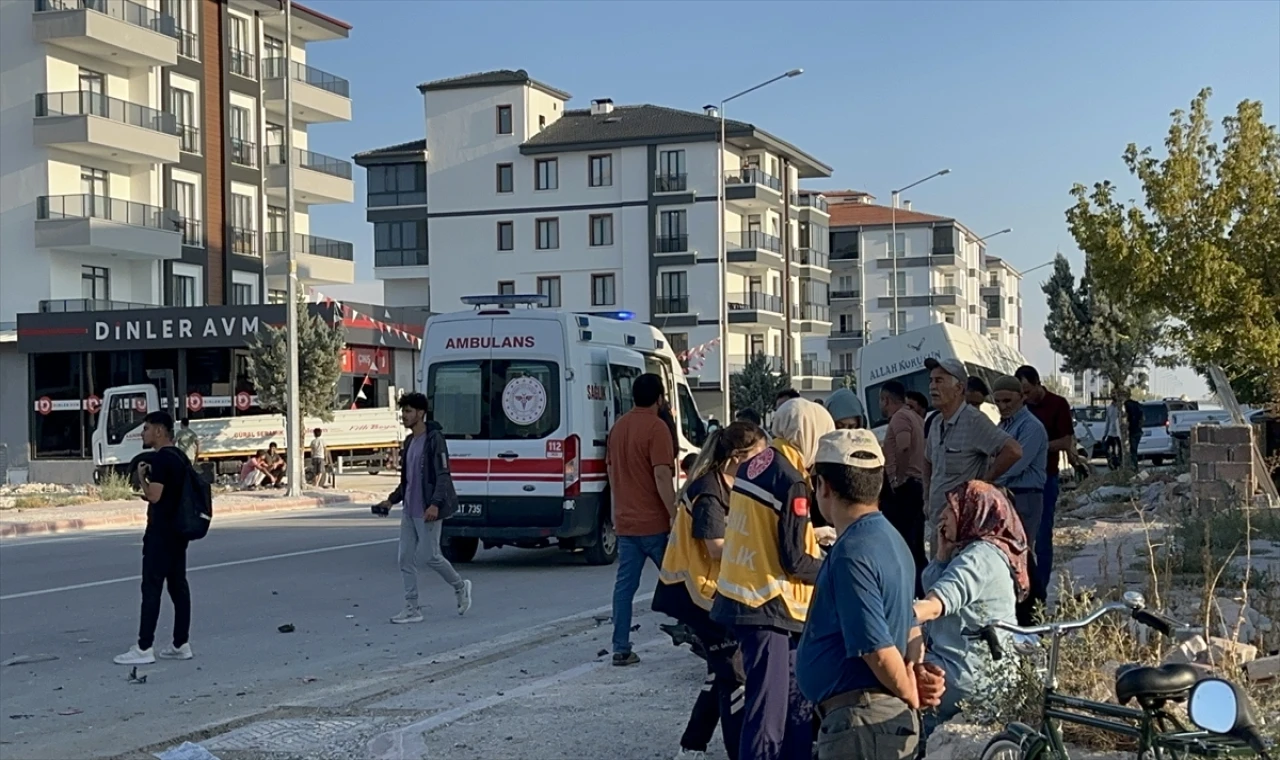 Aksaray'da feci kaza;otomobil ile minibüs çarpıştı, 15 yaralı!