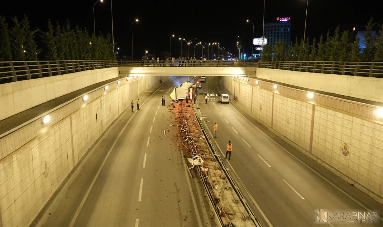 Karapınar'da devrilen tırın sürücüsü hayatını kaybetti