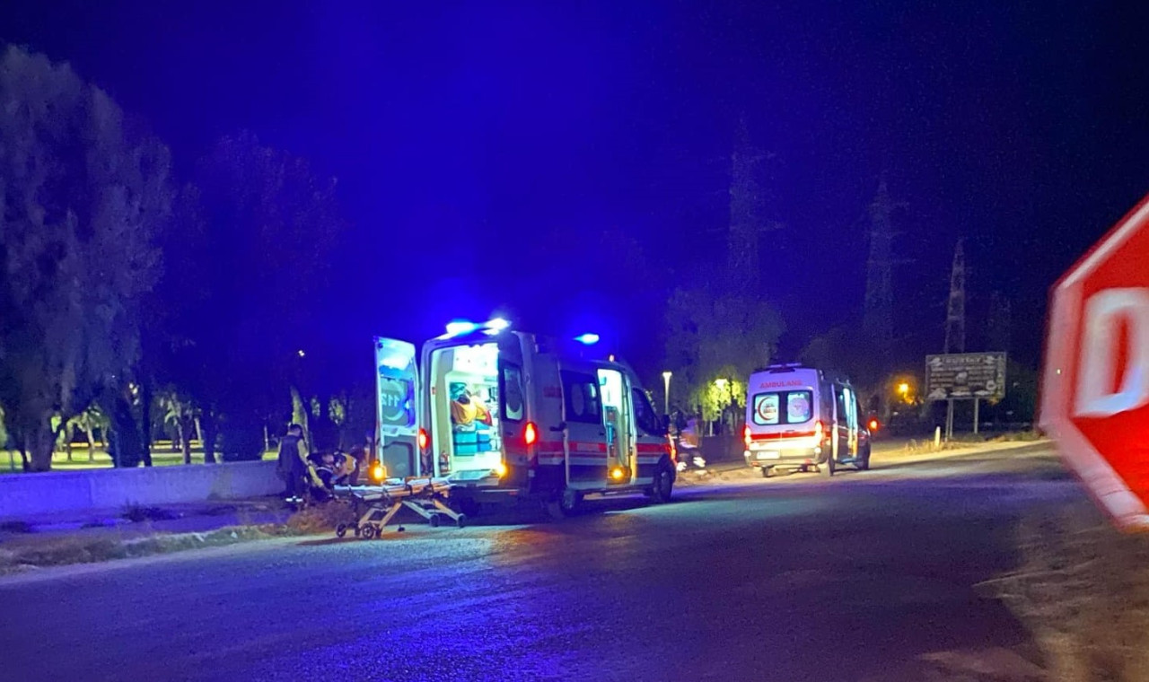 Konya’da parkın duvarına çarpan araçtaki 3 kişi yaralandı