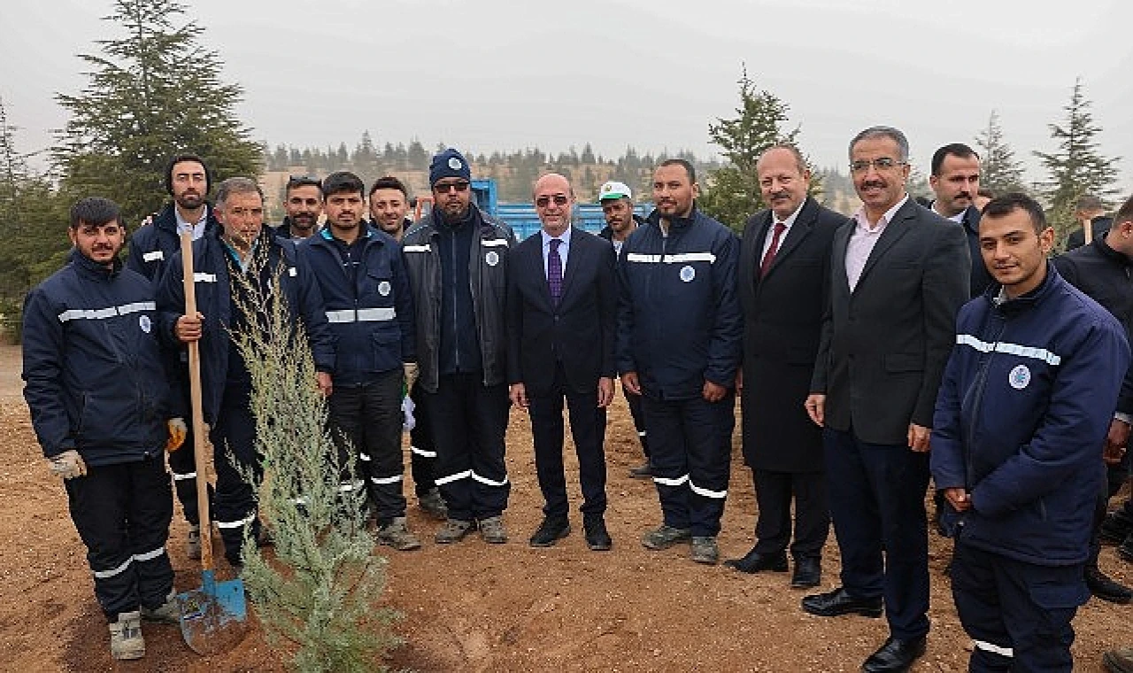 Selçuklu Belediye Başkanı Ahmet Pekyatırmacı, 11 Kasım Milli Ağaçlandırma Günü dolayısıyla düzenlenen fidan dikim etkinliğine katıldı.