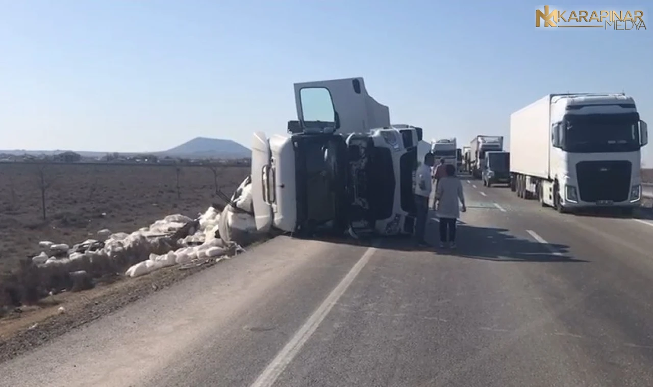 Karapınar'da trafik kazası; Tır devrildi, sürücü ise yaralı