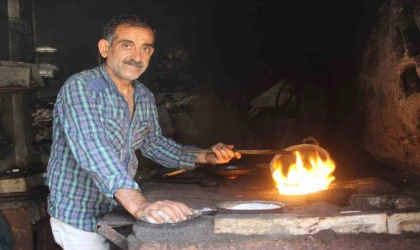 40 dereceyi bulan sıcakta mesaiye devam eden kalaycı, alev başında çalışacak çırak bulamıyor