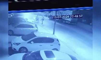 Adana’da ’dur’ ihtarına uymayan motosikletli, polise çarptı... O anlar kamerada