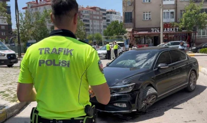 Aksaray’da bir sürücü kaza yapmamak için manevra yapınca kaldırıma çarptı