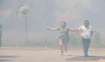 Alevlerin arasında kaldı, yine de görevini bırakmadı