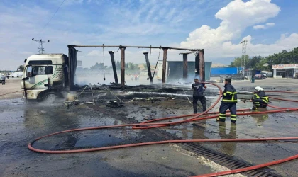 Amasya’da tır, akaryakıt istasyonunun önünde alev alev yandı