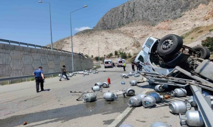 Amasya’da tüp yüklü kamyon devrildi: 1 ağır yaralı