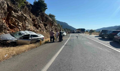 Antalya’da 4 araç birbirine girdi: 4 yaralı