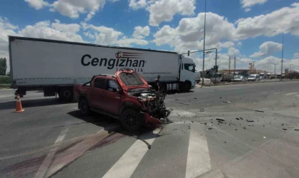 Araçların hurdaya döndüğü kazada 2 kişi yaralandı