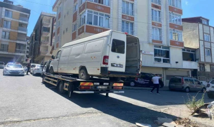 Arnavutköy’de mahallenin korkulu rüyası olan terk edilmiş araçlar çekildi