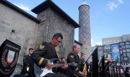 Askeri bando Erzurum’da coşturdu