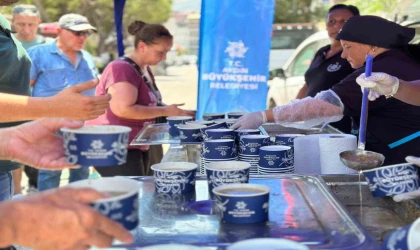 Aydın Büyükşehir Belediyesi’nden vatandaşlara aşure ikramı