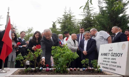 Bakan Uraloğlu, 15 Temmuz şehidi Ahmet Özsoy’u kabri başında andı