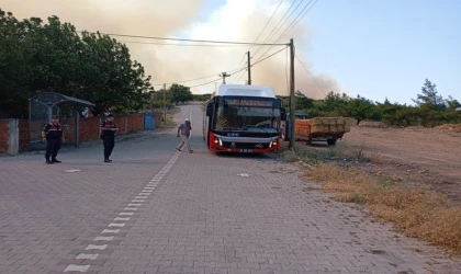 Balıkesir’de ormanlık alana sıçrayan yangın sürüyor