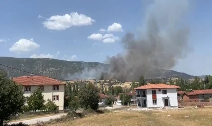 Balya makinesi yandı, alevler ekili tarlaya sıçradı