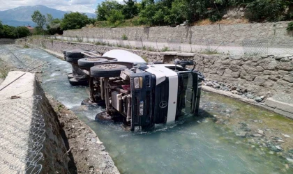 Beton mikseri su kanalına düştü