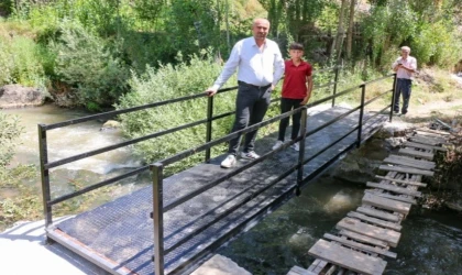 Bitlis’te tehlike arz eden tahta köprü yerine demir köprü yapıldı